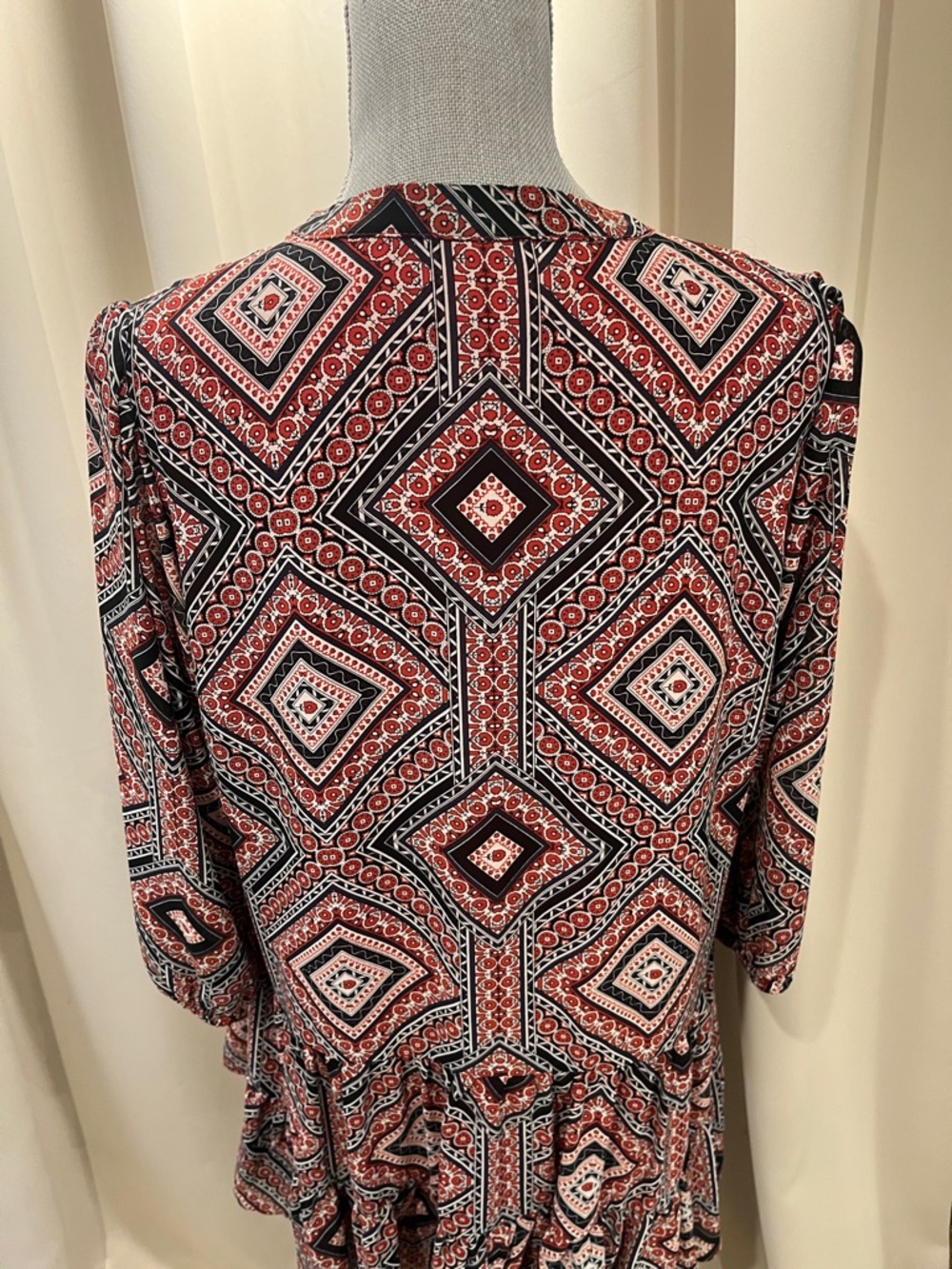 MELLODAY Red and Black Geometric V-Neck Dress - Picture 3 of 4
